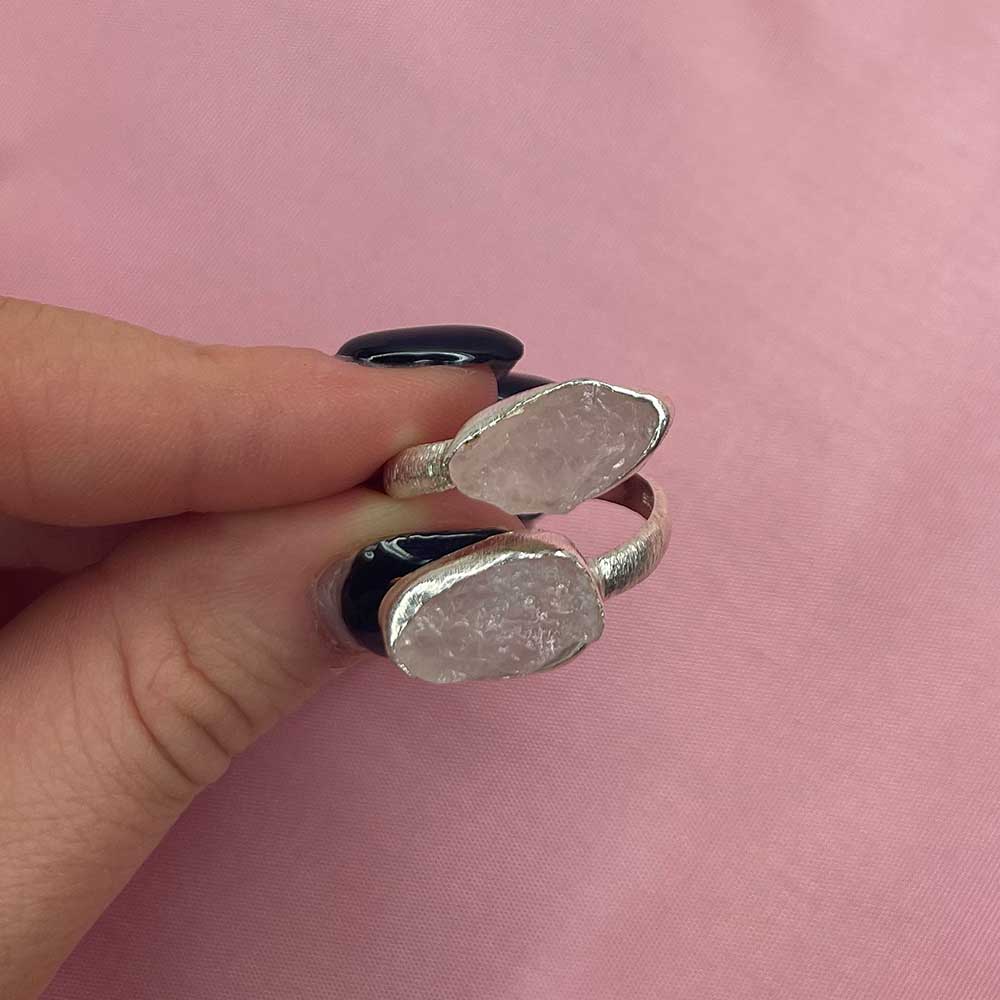 Vacker ring i 925 silver med varsamt infattade råa Rose Quartz ädelstenar från catwalksmycken