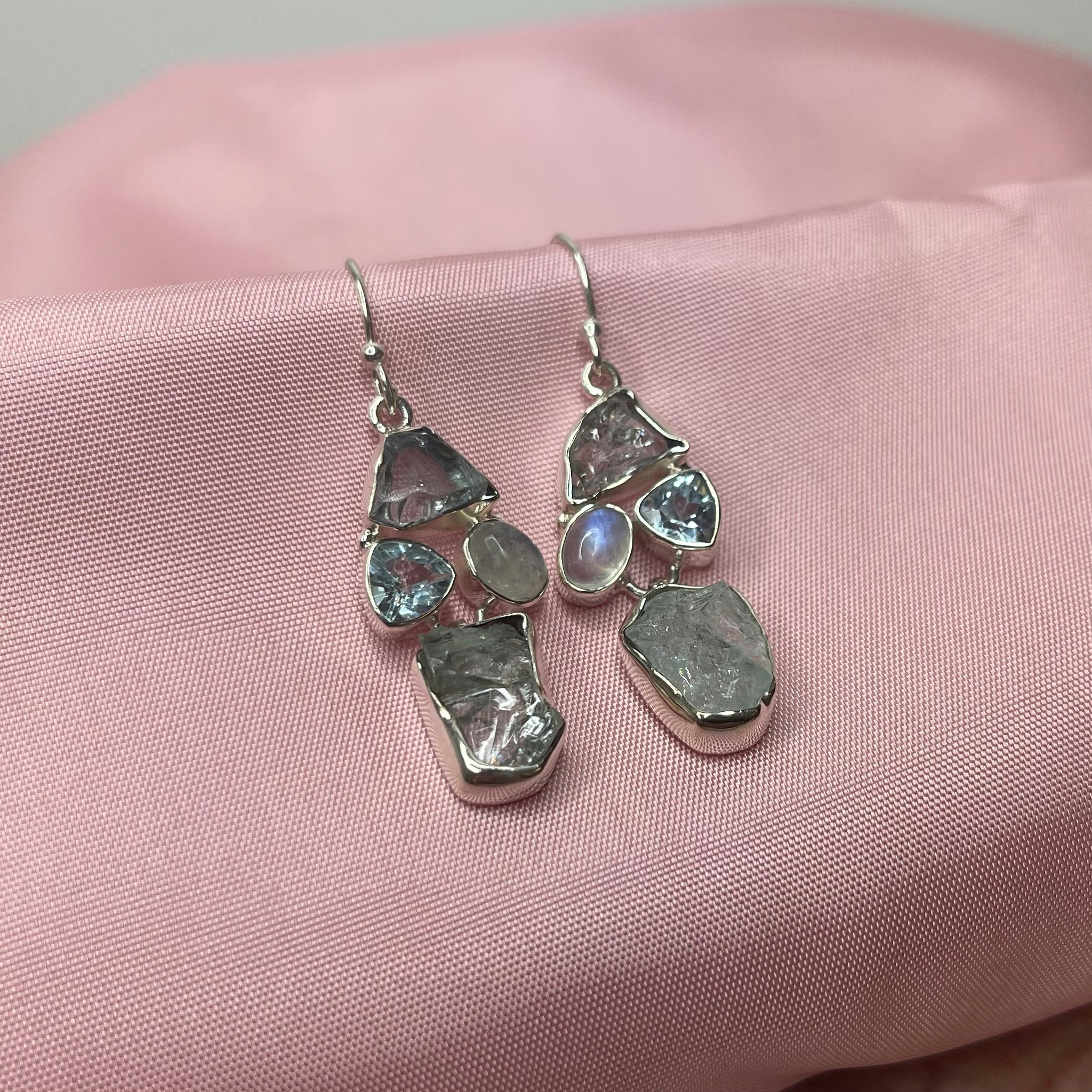 Vackra hängande örhängen i 925 silver med Aquamarine - Moon Stone - Blue Topaz råa ädelstenar. Örhängen av stilren och unik design som passar för alla tillfällen från catwalksmycken