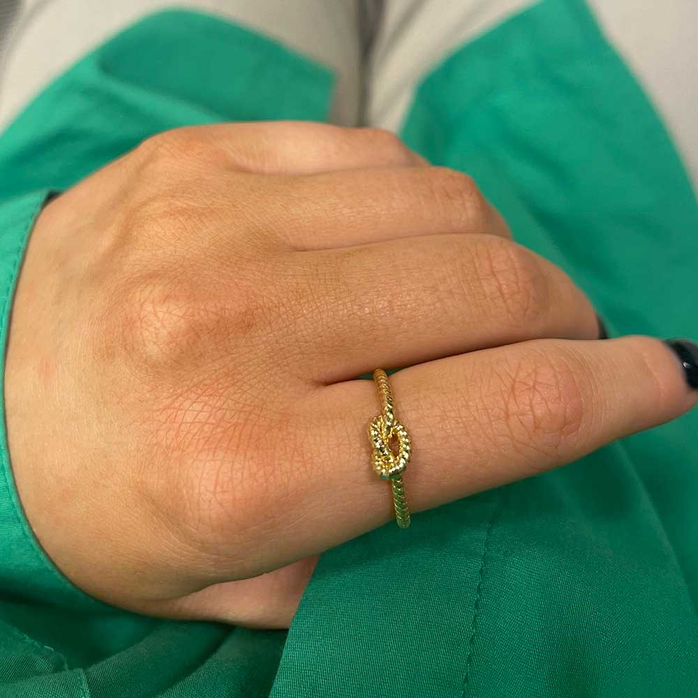 Vacker ring med en knut i 925 förgyllt silver från catwalksmycken