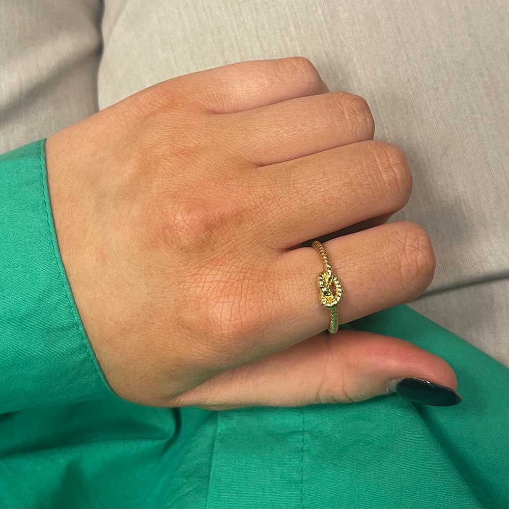 Vacker ring med en knut i 925 förgyllt silver från catwalksmycken