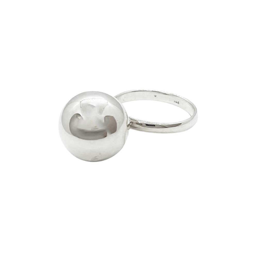 Vacker ring i 925 silver med en pinglande mammakula från catwalksmycken