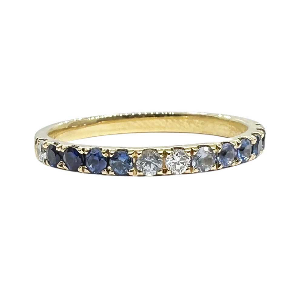 Magiskt vacker ring i återvunnet 18 karats guld med mängder av gnistrande diamanter & safirer i flera olika vackra blåa nyanser från catwalksmycken