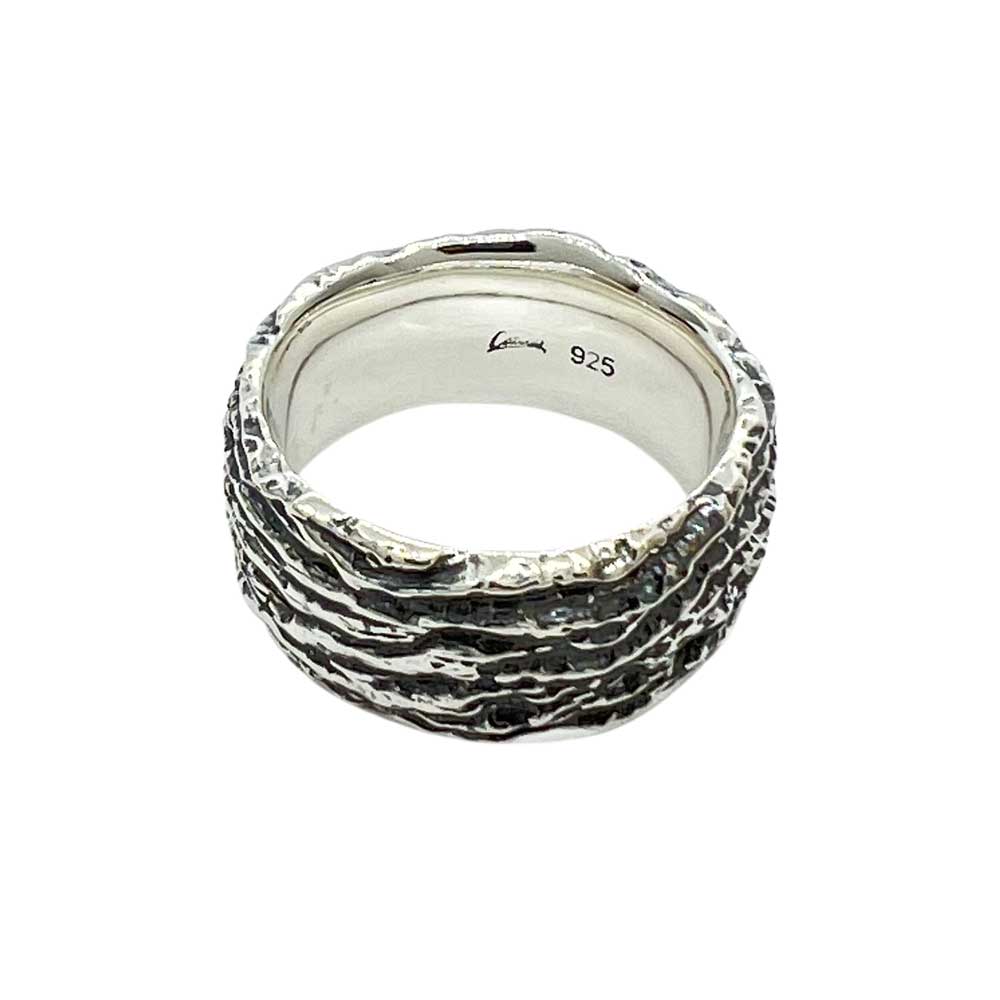Stilren ring av unik och cool design i 925 oxiderat silver från catwalksmycken