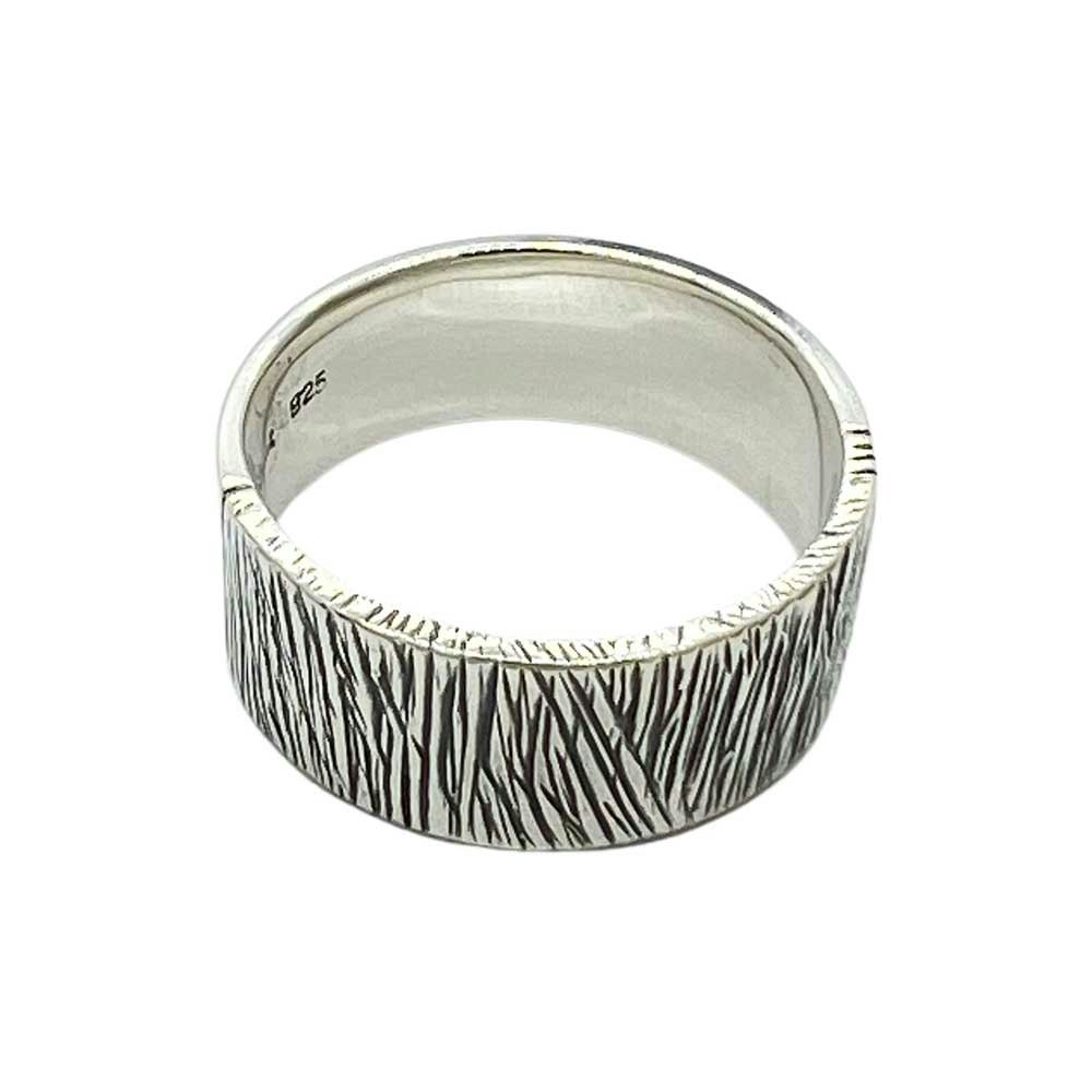 Stilren ring av unik design med coola detaljer i 925 oxiderat silver från catwalksmycken