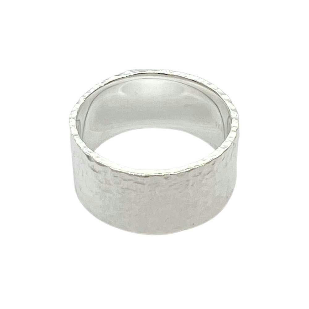 Stilren ring av unik design med en cool hamrad yta i 925 silver