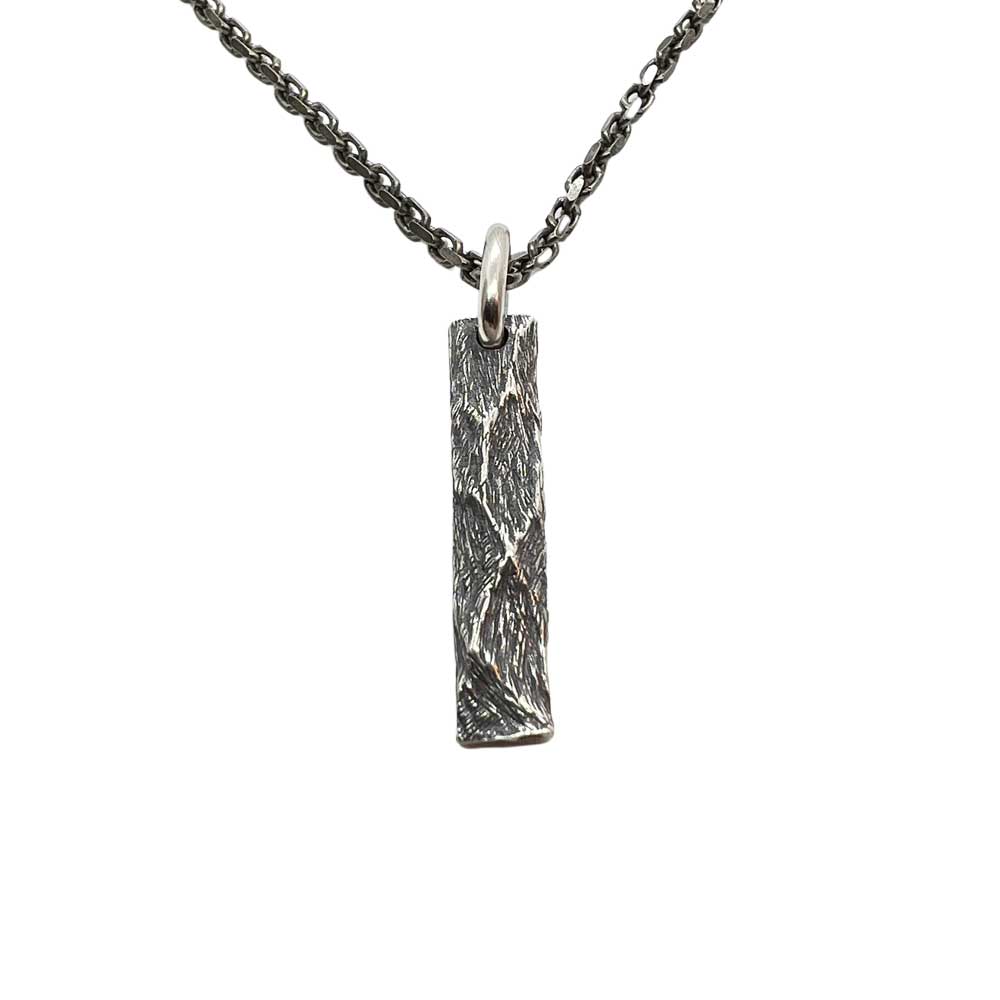 Stilrent hänge i 925 oxiderat silver med en ojämn yta från catwalksmycken