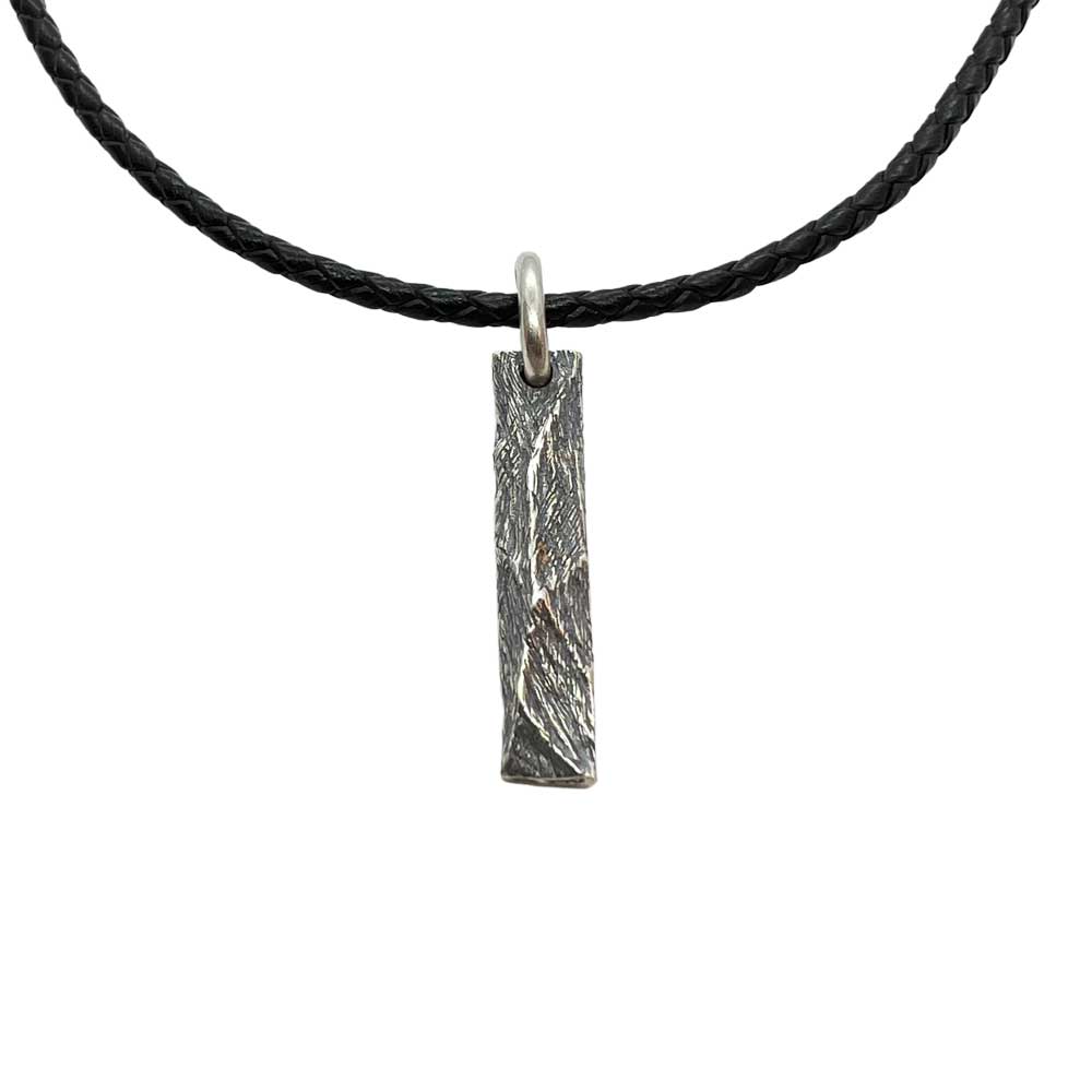 Stilrent hänge i 925 oxiderat silver med en ojämn yta från catwalksmycken
