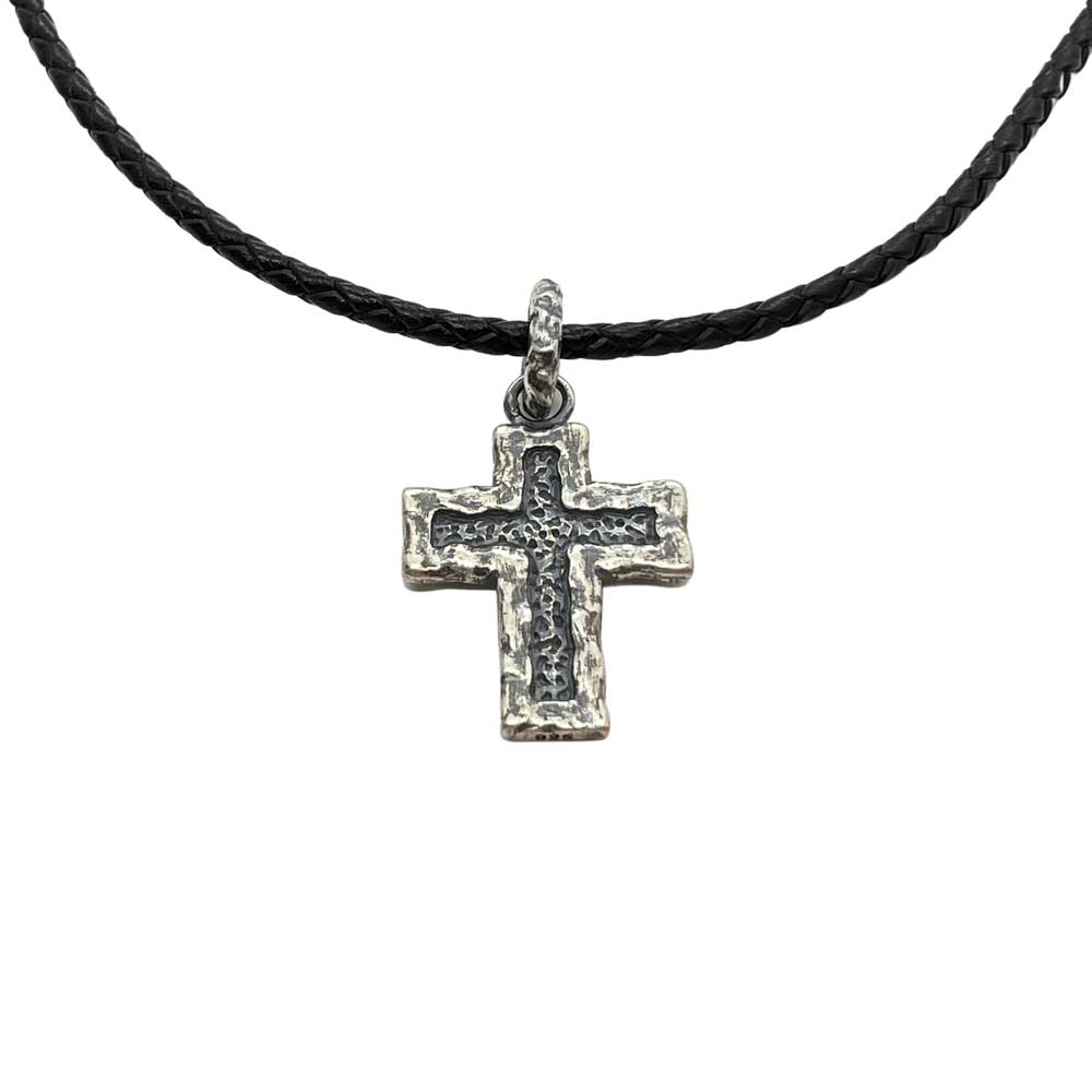 Stilrent hänge i 925 oxiderat silver föreställande ett kors från catwalksmycken