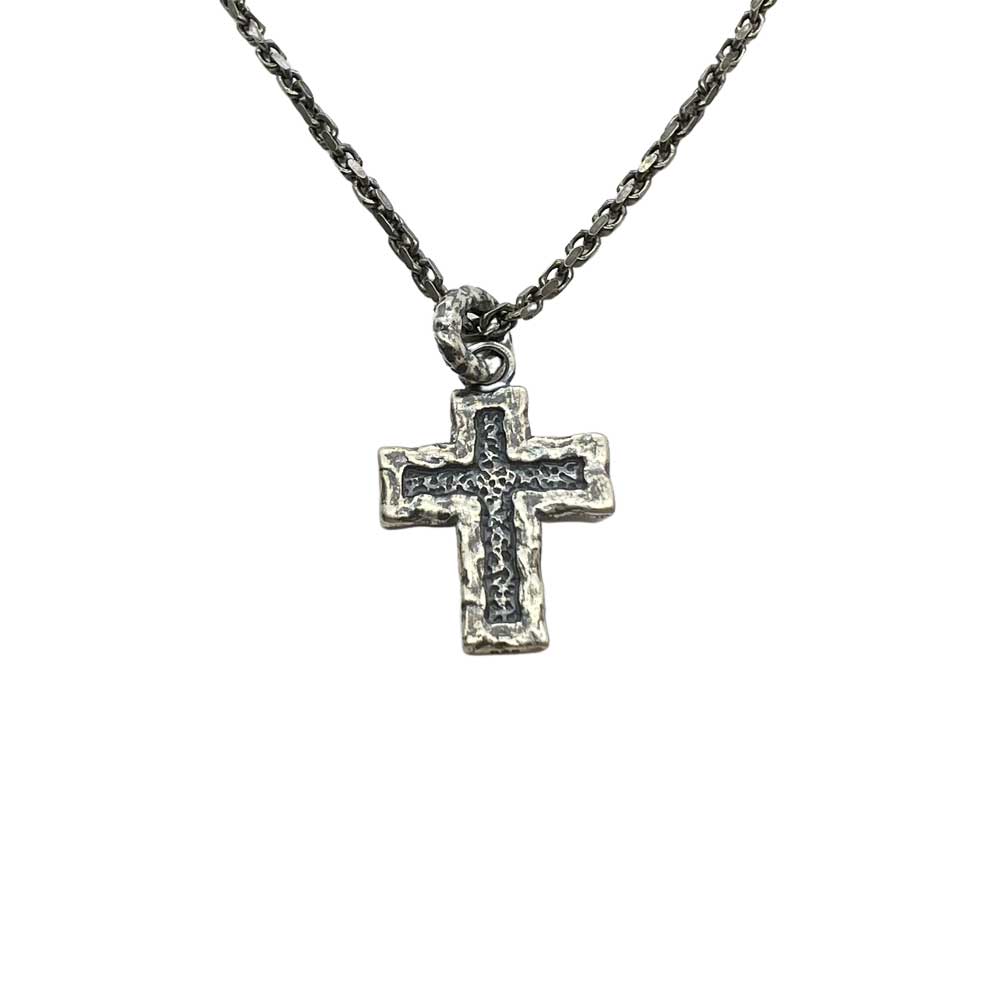 Stilrent hänge i 925 oxiderat silver föreställande ett kors från catwalksmycken