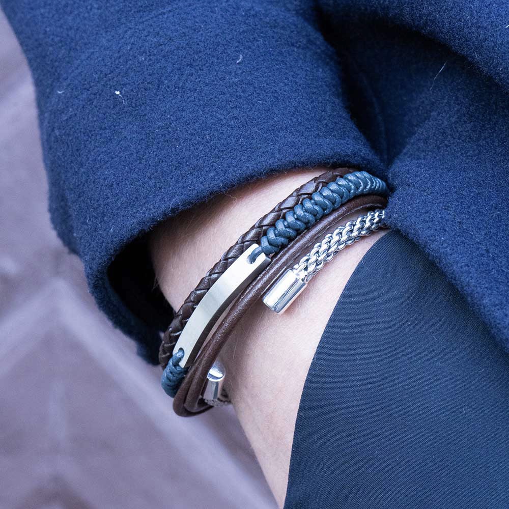 Stilrent tredelat blått och brunt läderarmband med ett praktiskt och snyggt magnetlås i stål från catwalksmycken