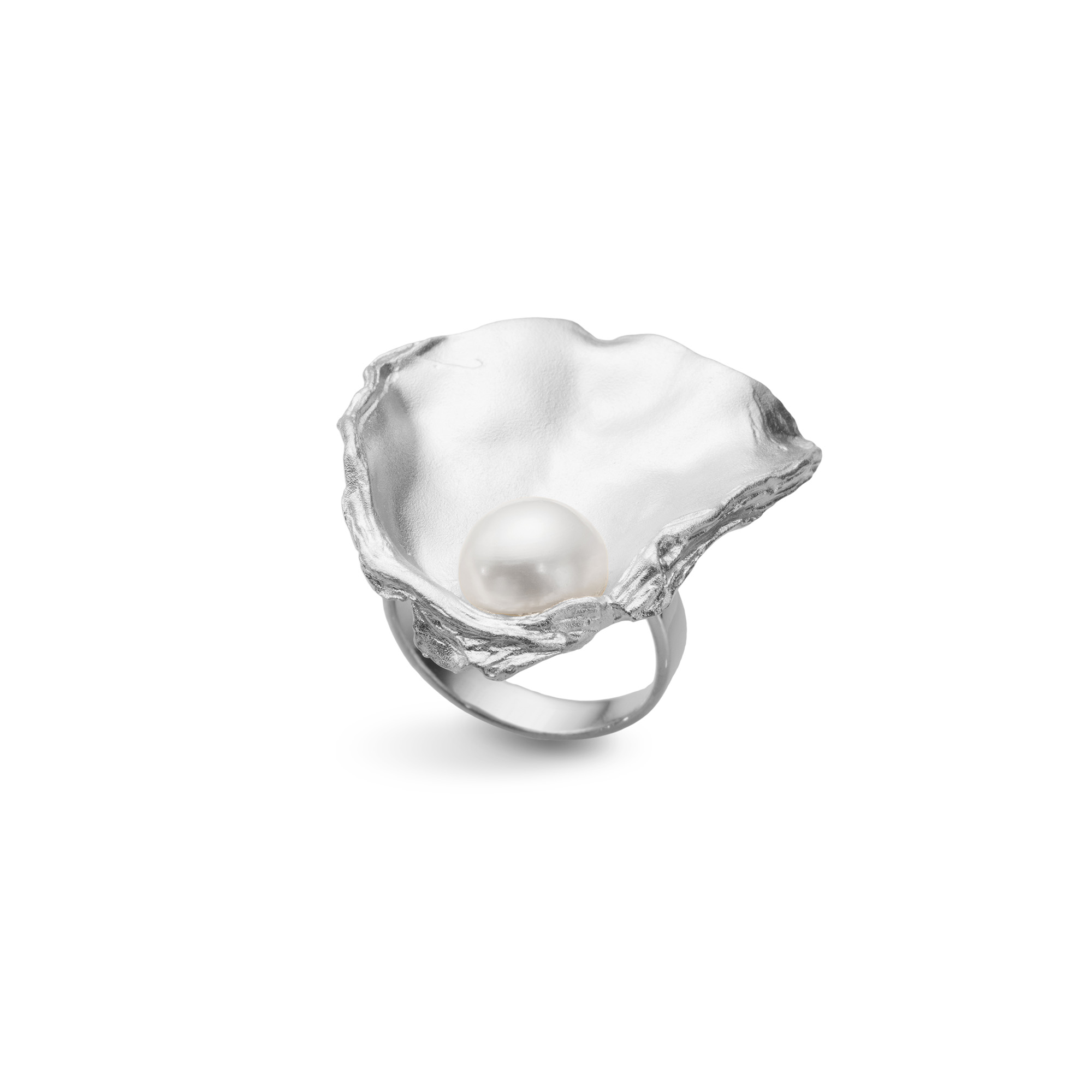 Vacker ring i återvunnet 925 rhodinerat silver med en vacker infattad äkta sötvattenspärla från catwalksmycken