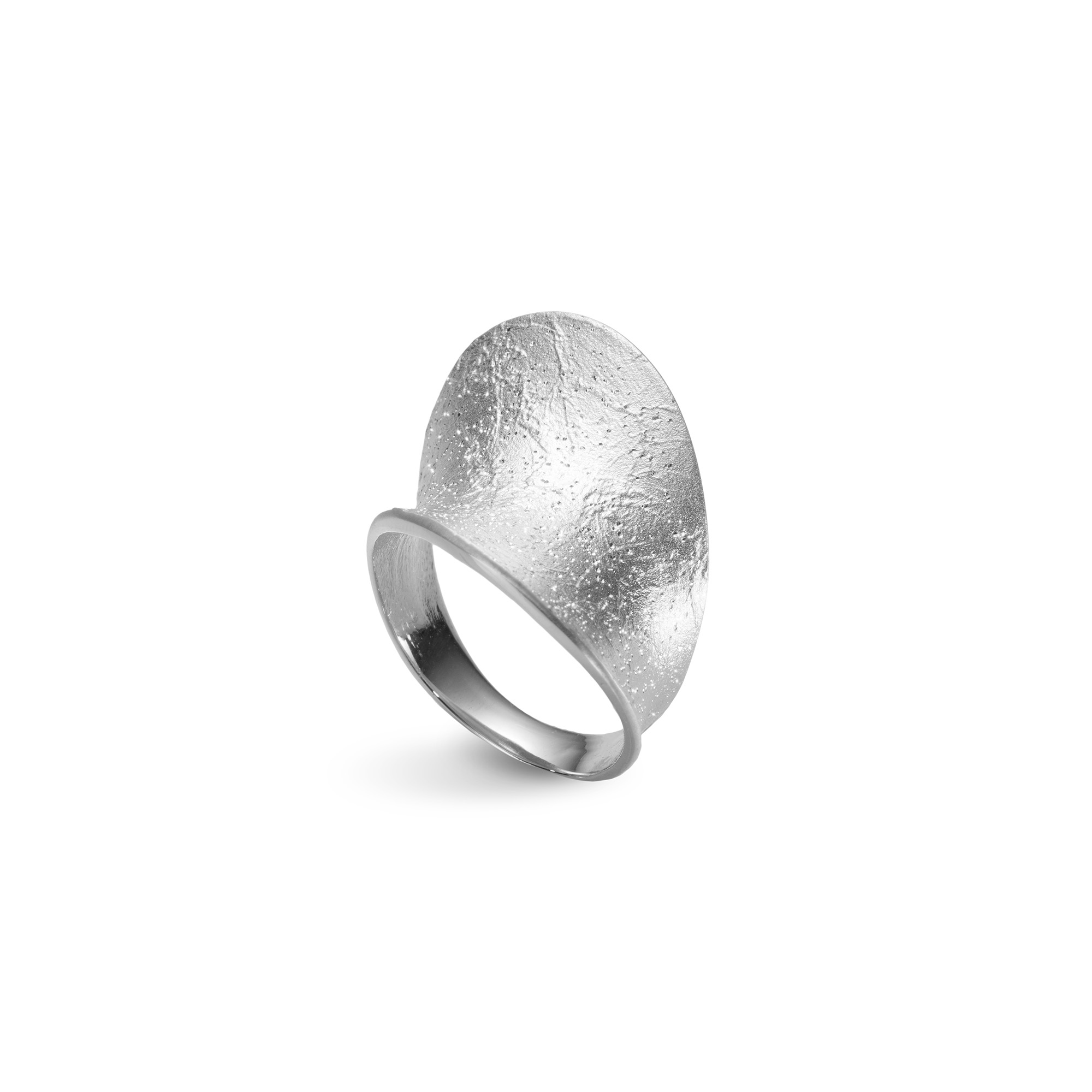 Vacker ring i återvunnet 925 rhodinerat silver från catwalksmycken
