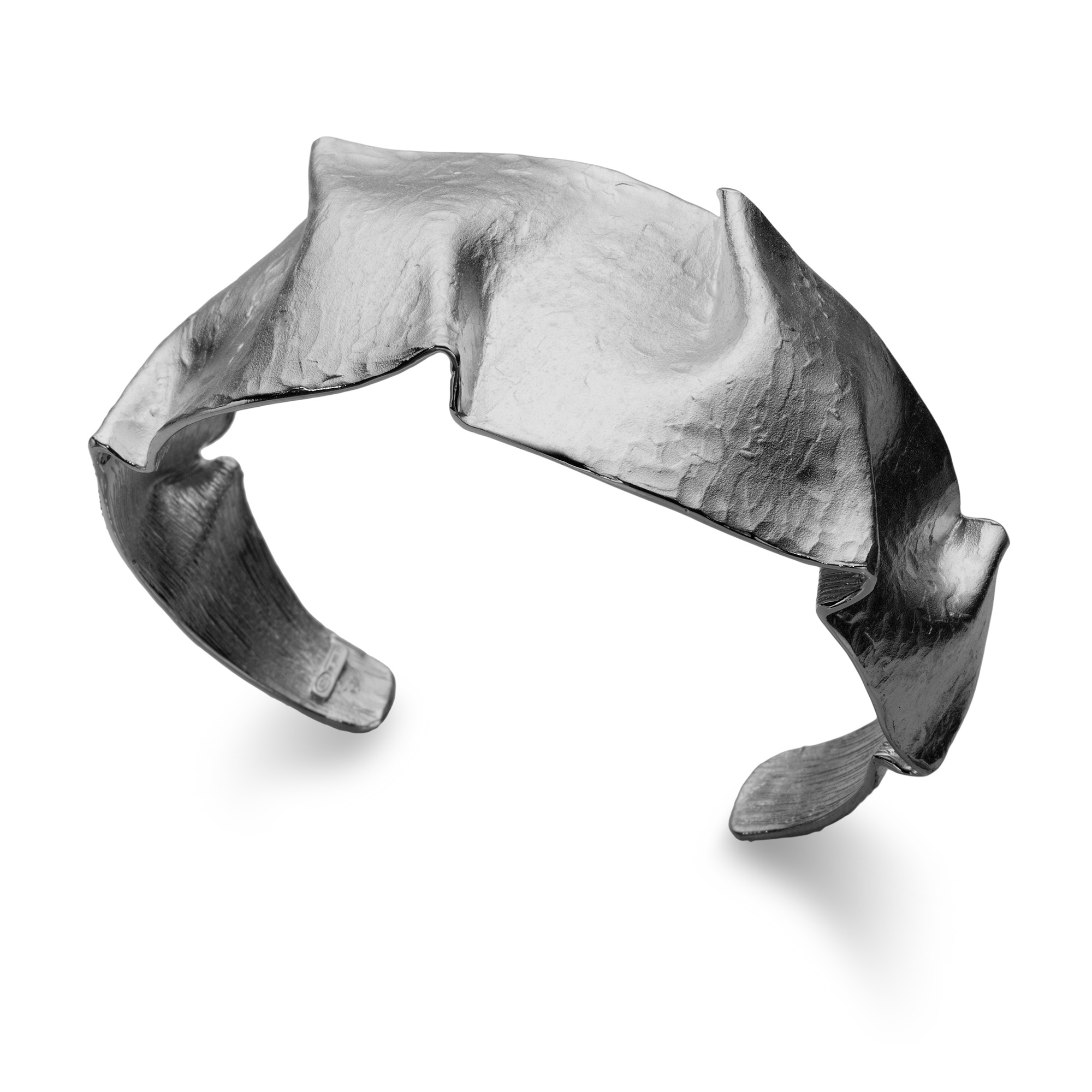 Cool armring i återvunnet 925 svart rhodinerat silver från catwalksmycken