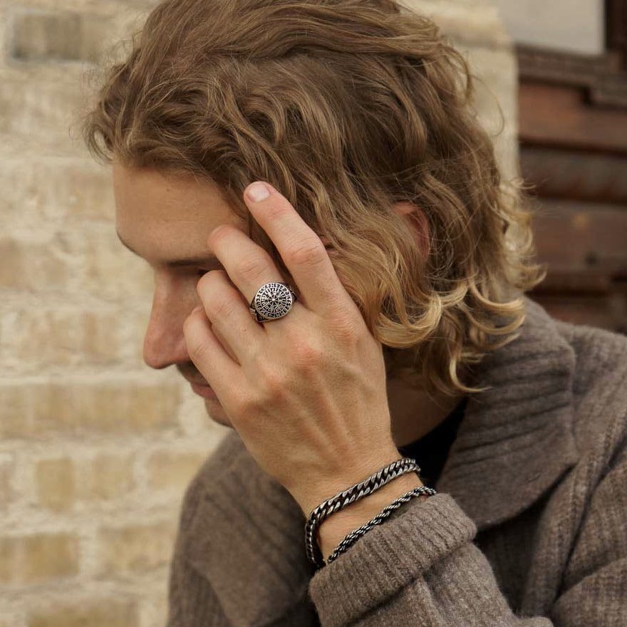 Ring med runor i äkta 925 oxiderat silver från Catwalksmycken