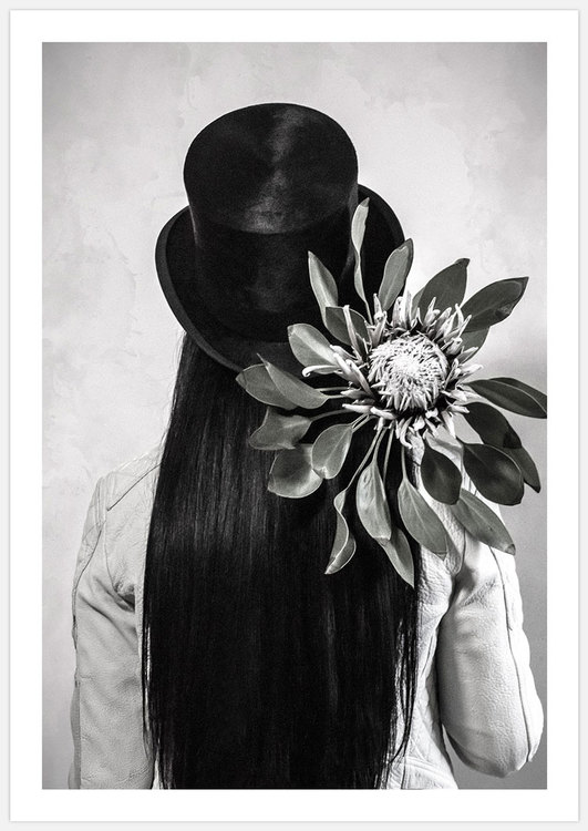 Tavla med kvinna i hög hatt, foto Insplendor Art Studio.
