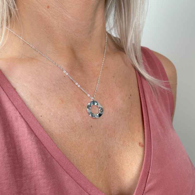 Presenttips Phoebe ring pendant halsband i silver från Snö of Sweden.