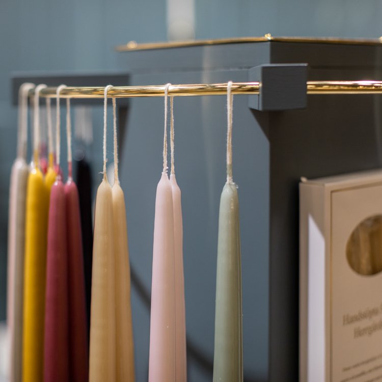 Elegant presentförpackning med exklusiva linfärgade herrgårdsljus från Hilke Collection.