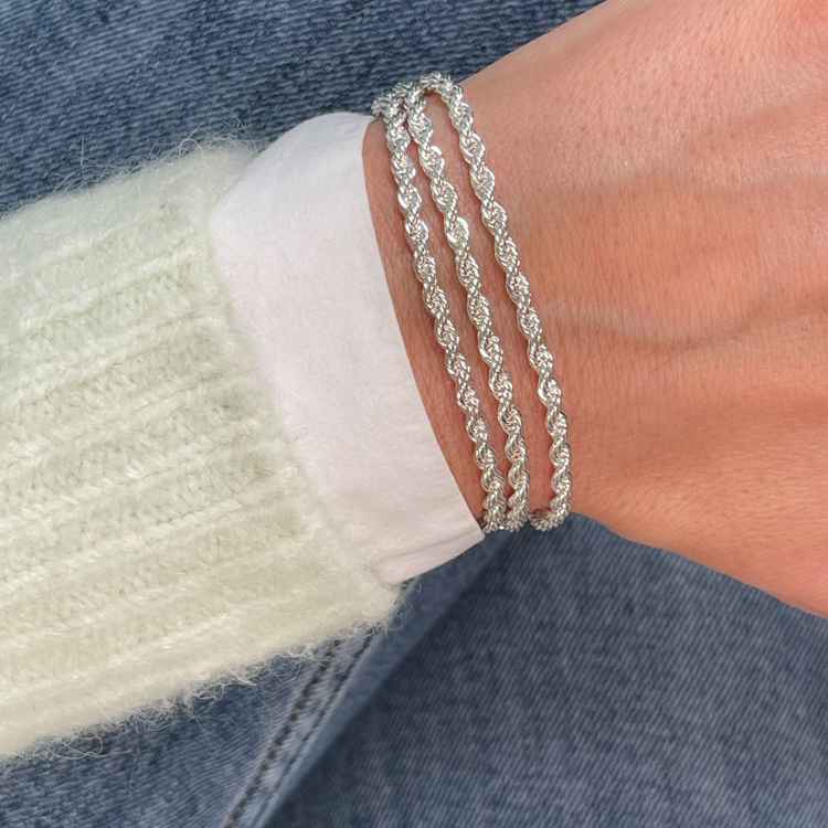 Fint presenttips Hege brace armband i silver från Snö of Sweden.