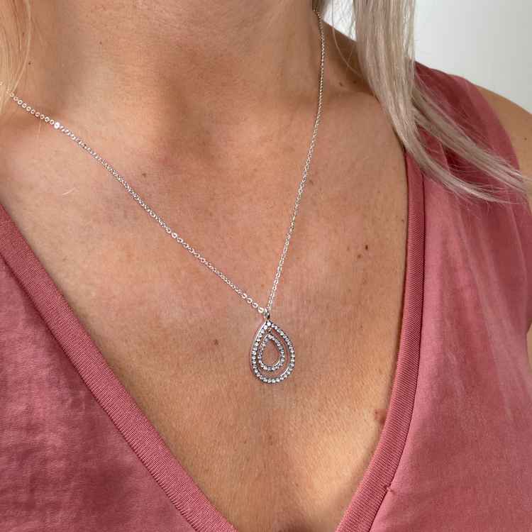 Presenttips ciel pendant halsband i silver från Snö of Sweden.