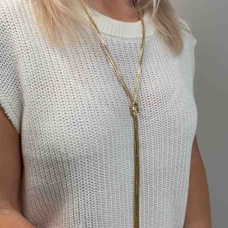 Knot långt halsband i guld från Snö of Sweden.
