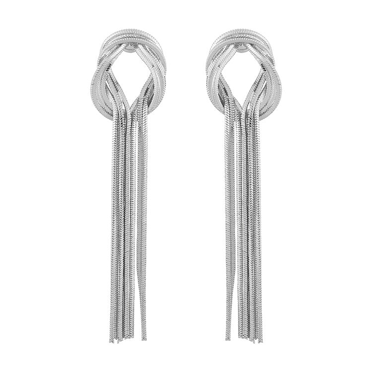 Presenttips knot long silver örhängen från Snö of Sweden.