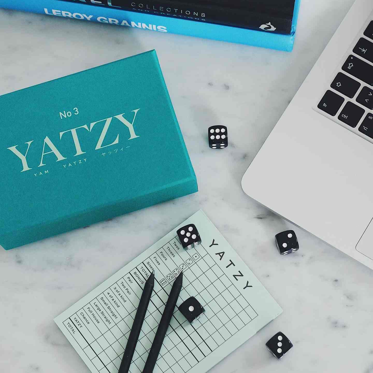 Presenttips populära spelet Yatzy från Printworks market.