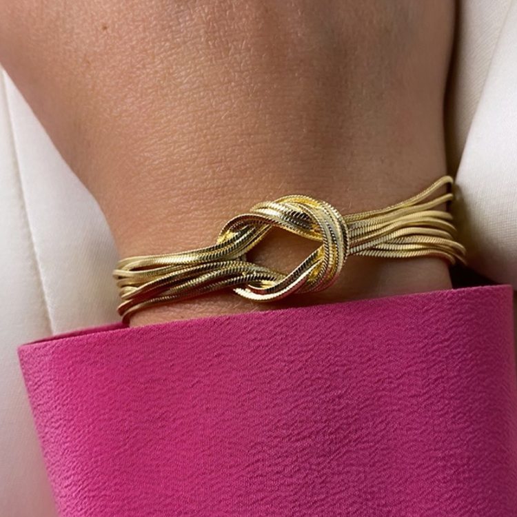 Knot brace armband i guld från Snö of Sweden.