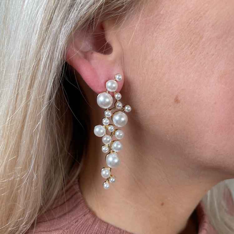 Lena long pearl örhängen från Snö of Sweden.