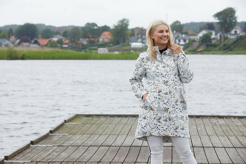 Regnjacka med hätta