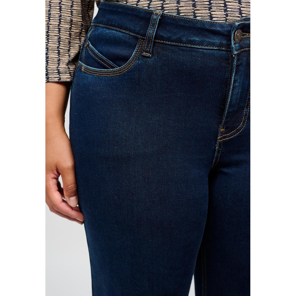 Jeans i mörk denim (44, 54, 56 KVAR)
