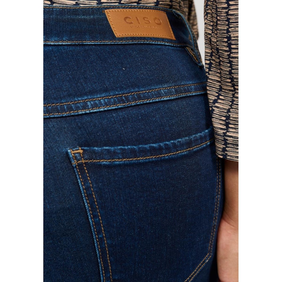 Jeans i mörk denim (44, 54, 56 KVAR)