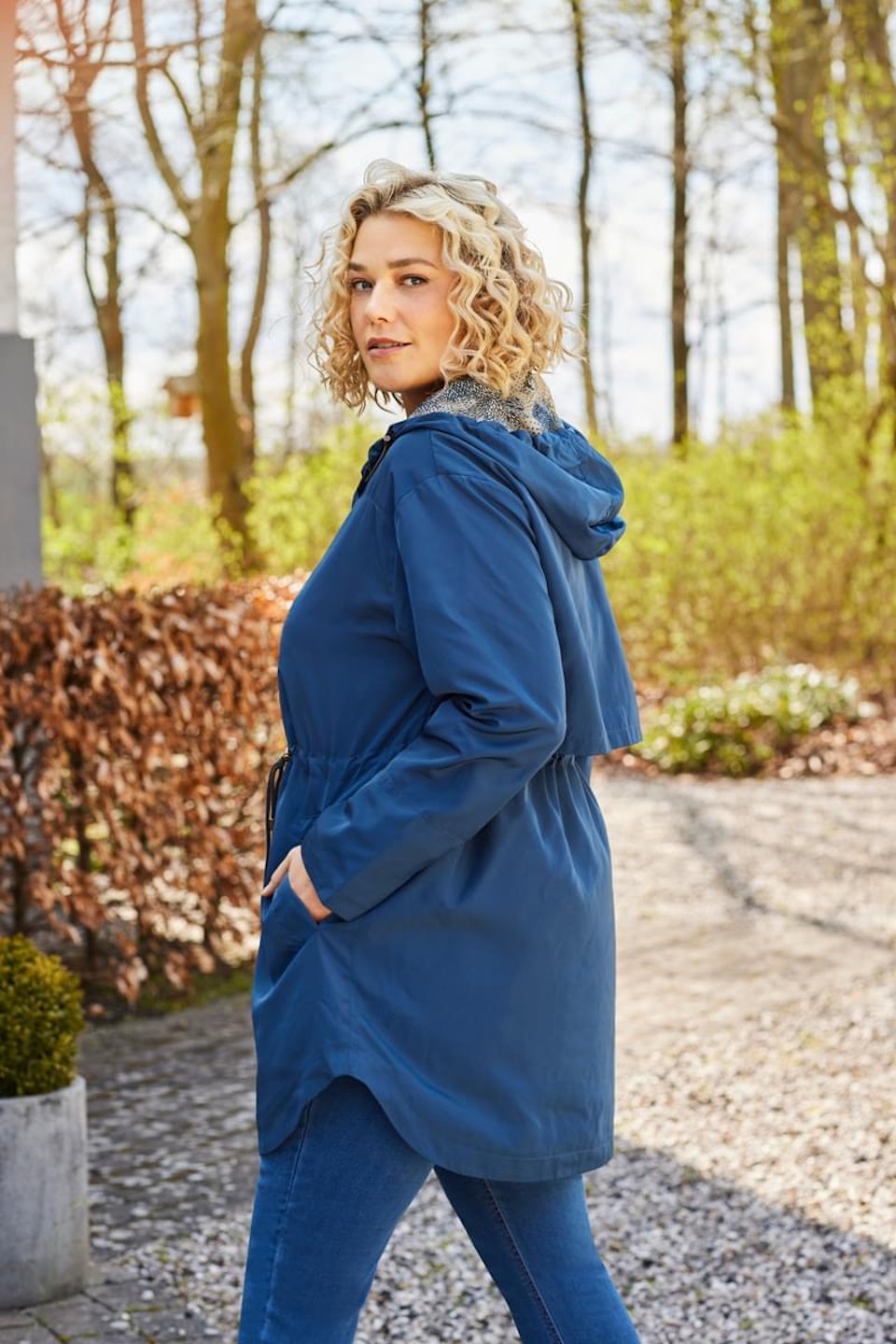 Övergångsjacka med hätta (L KVAR)
