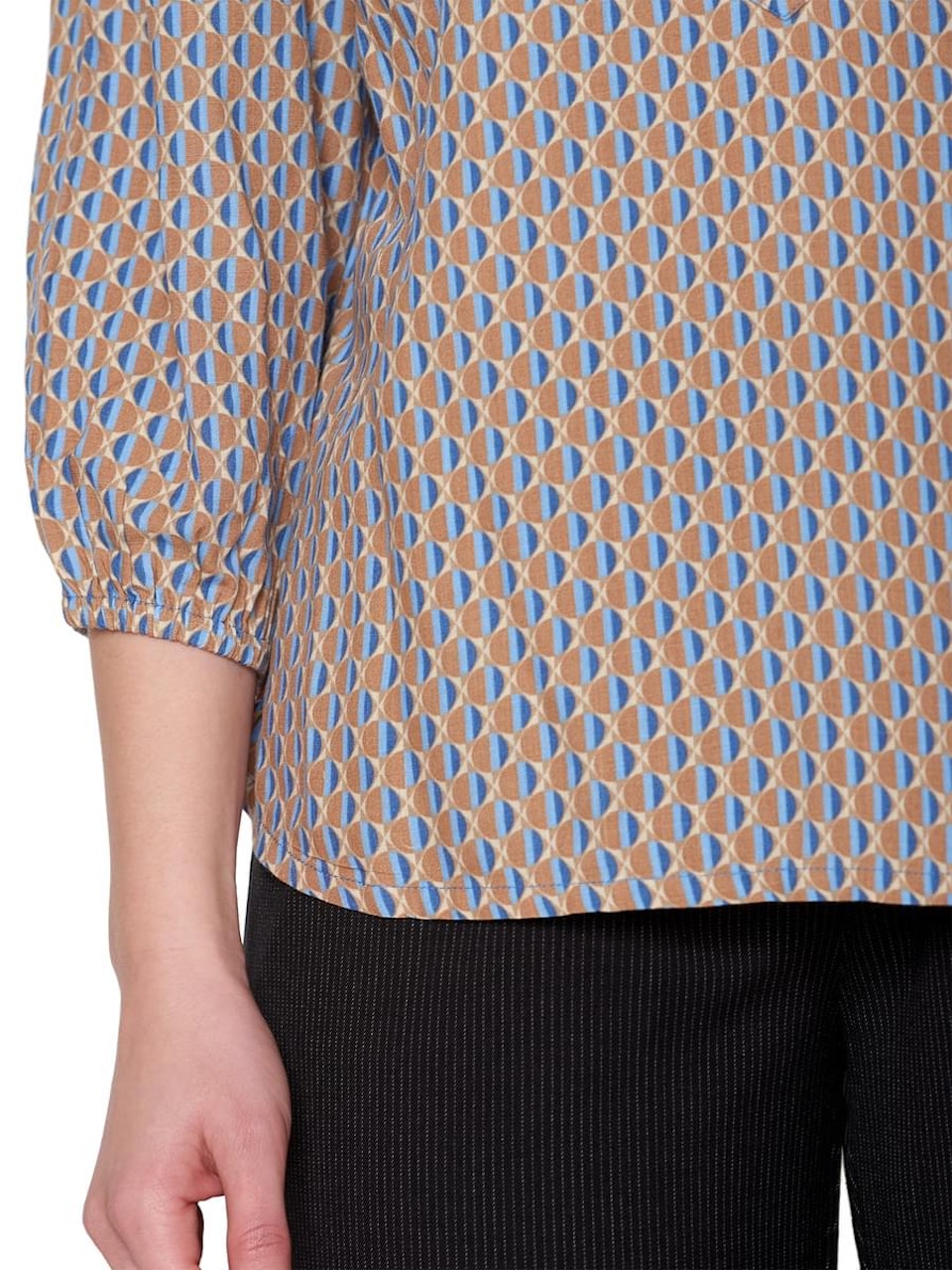 Blus med 3/4 ärmar (46, 48 KVAR)