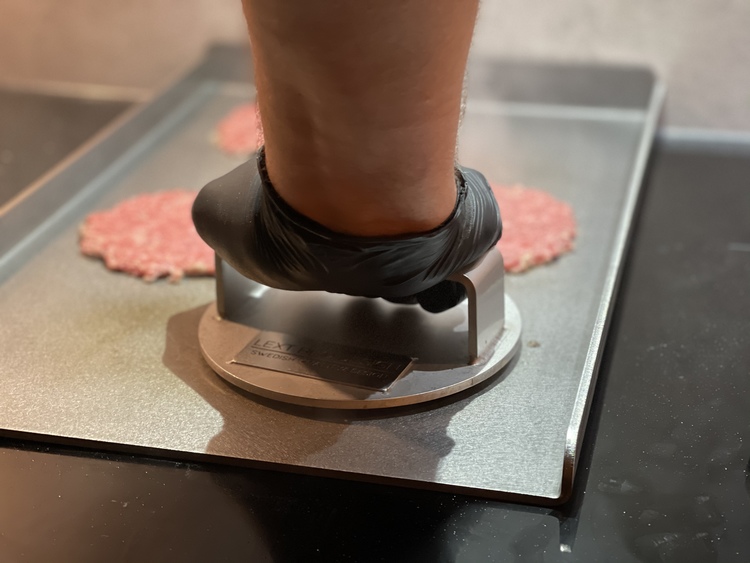 Pressa hamburgare med Smashjärn / hamburgerpress | Lext BBQ