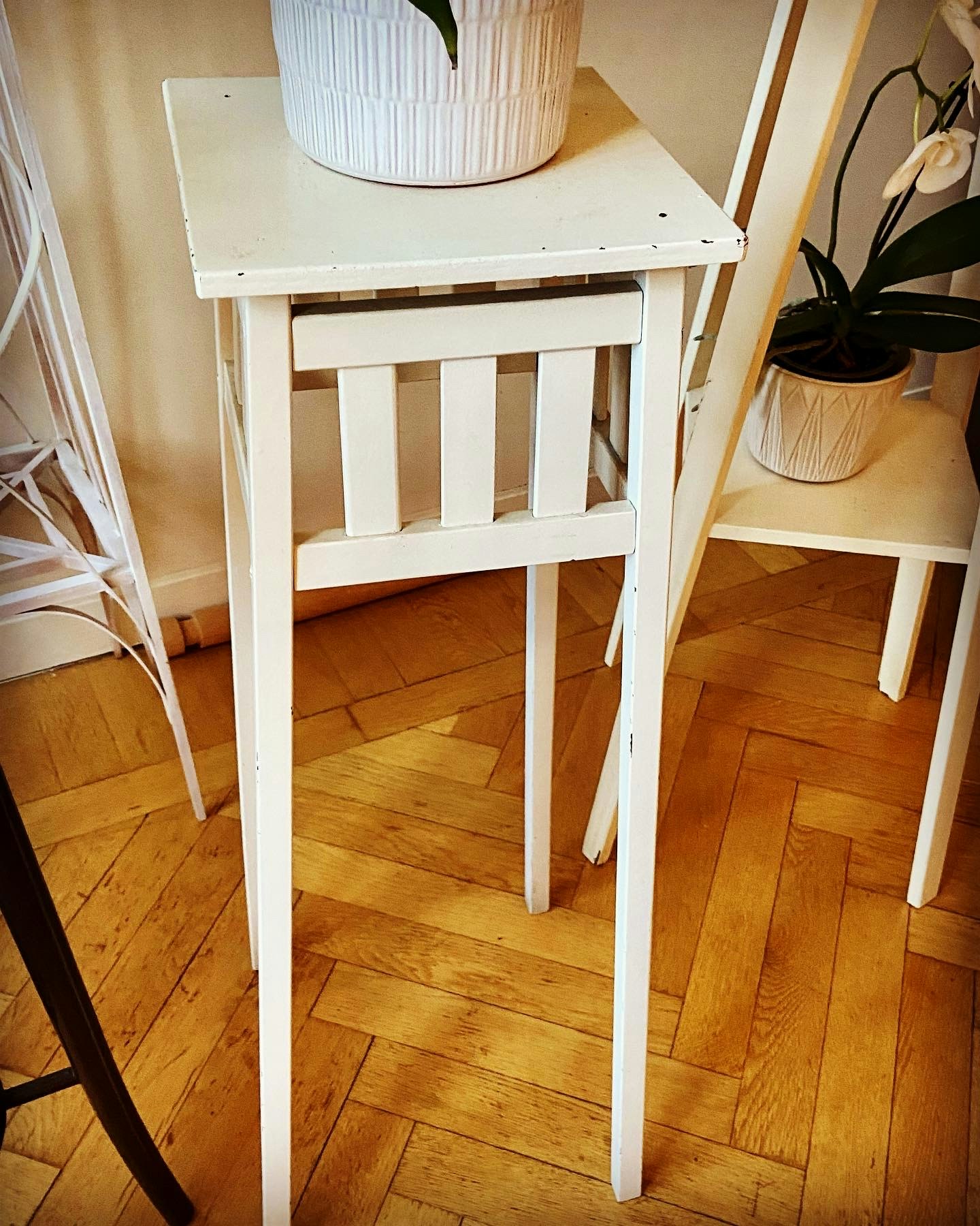 Vitmålad piedestal i fint bruksskick . Höjd 80 cm