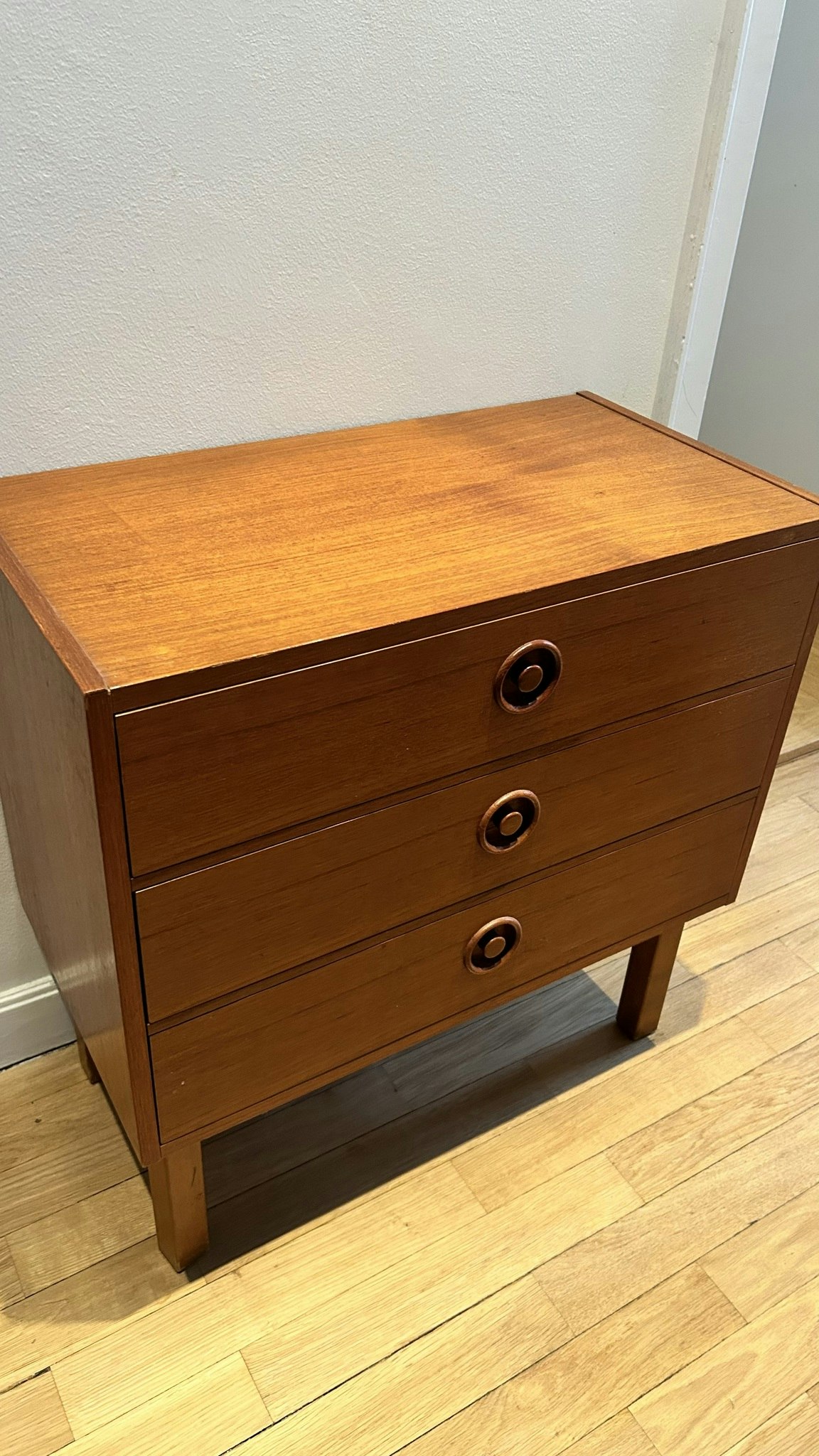 Teak Byrå tre lådor