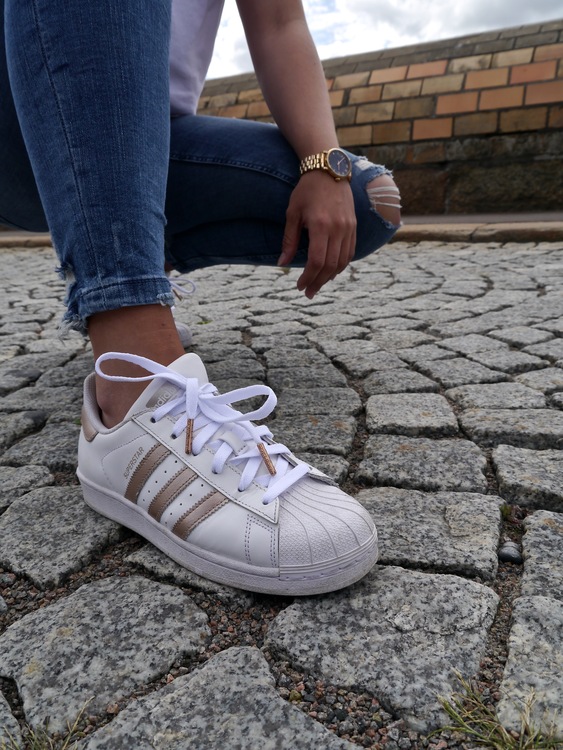 White elastic shoelaces rosé gold aglet - The Shoelace Brand