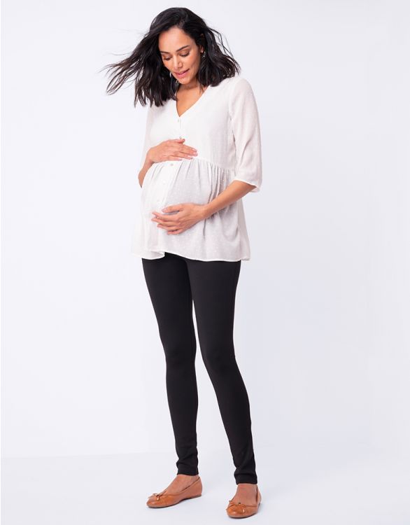 Svarta treggings för gravida ut zoomad bild på modell med vit tröja