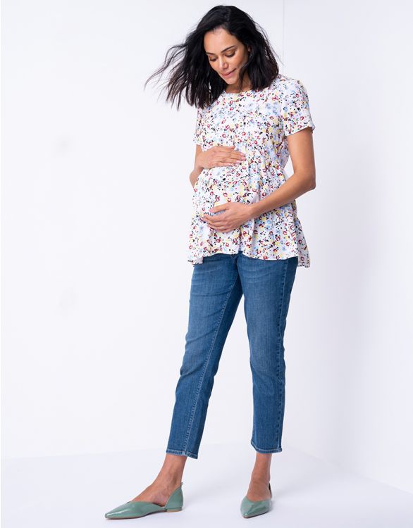 Blåa vadlånga gravidjeans med raka ben bild på modell med blommig topp