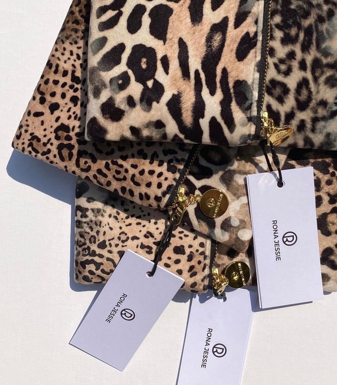 Leopardmönster kuvertväskor i sammet.