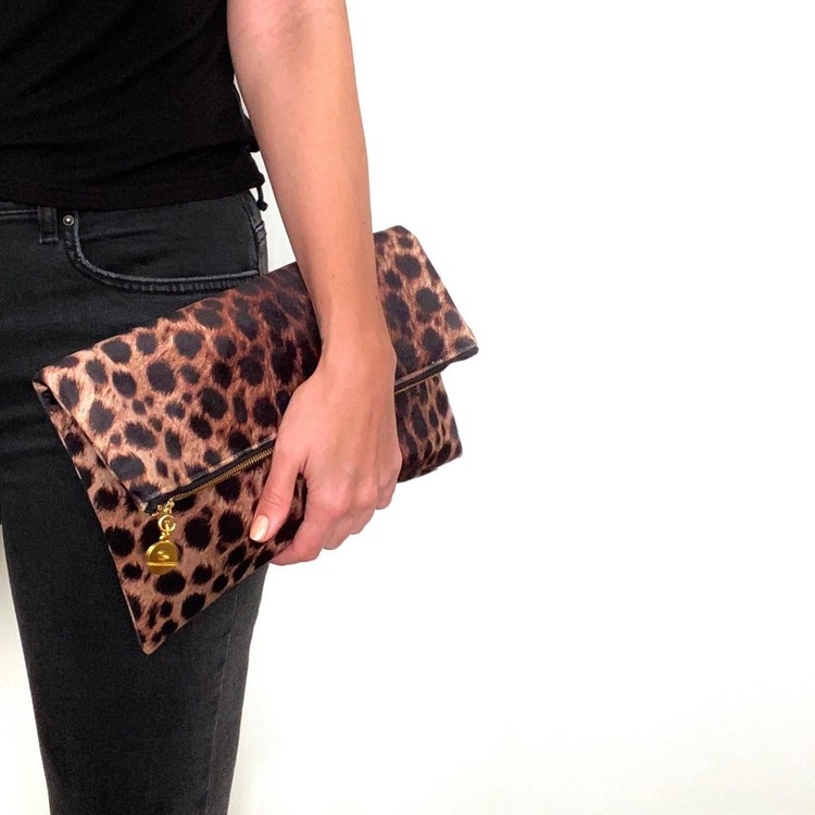 Leopardmönstrad kuvertväska i sammet.