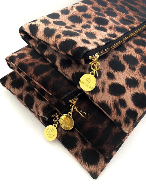 Tre stycken leopardmönstrade kuvertväskor i sammet.