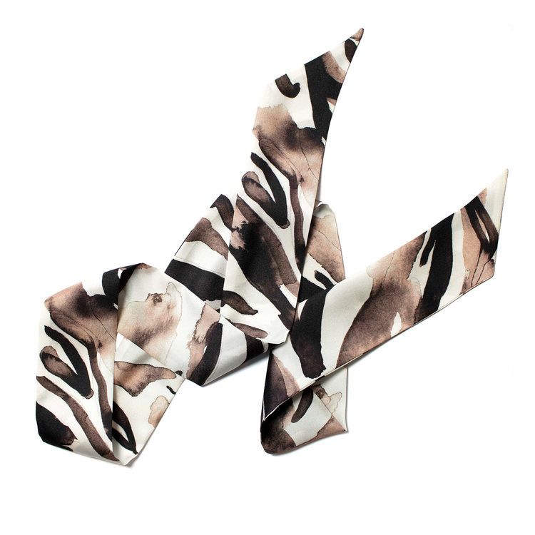 Victoria Verbaan Zebra siden twilly-scarf och Usizo örhängen