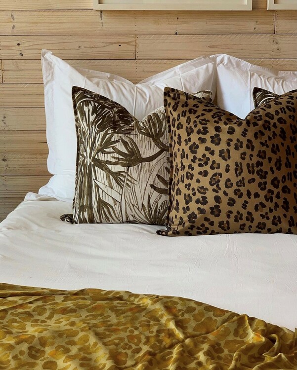 Aureum leopard guld kuddfodral i sammet 60 x 60 cm