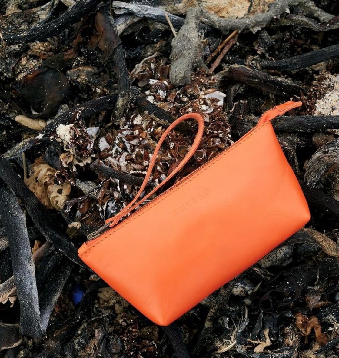Wristlet mini-skinnväska i orange utebild