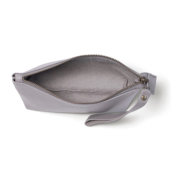 Wristlet mini-skinnväska i grå