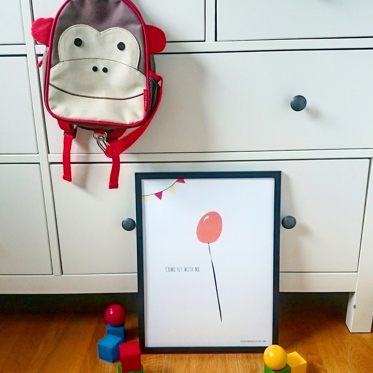 Print med röd ballong till barnrummet