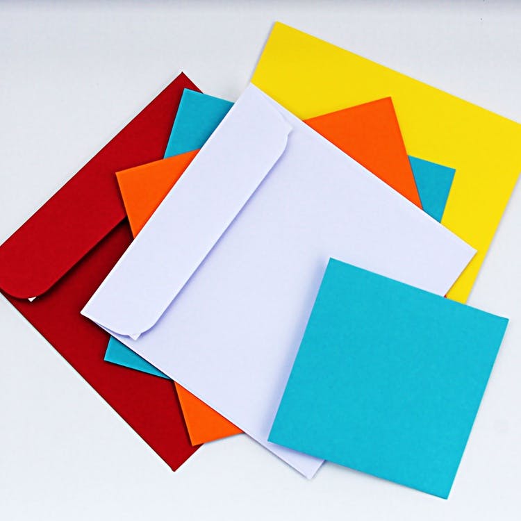 Kuvert i olika färger