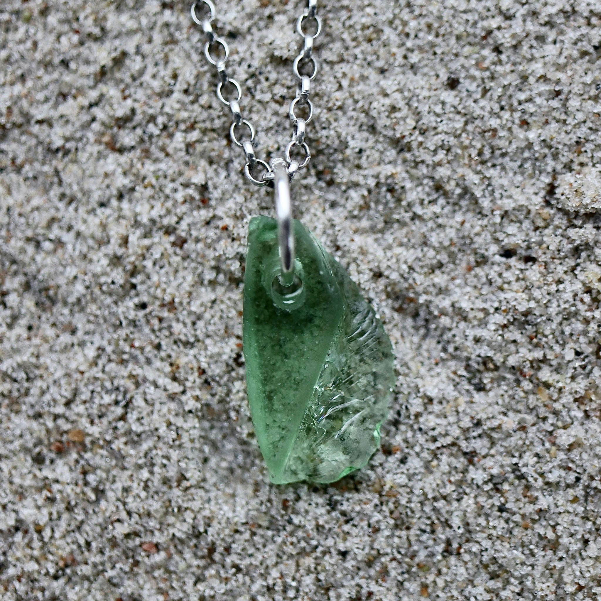 Fragile And Strong halsband