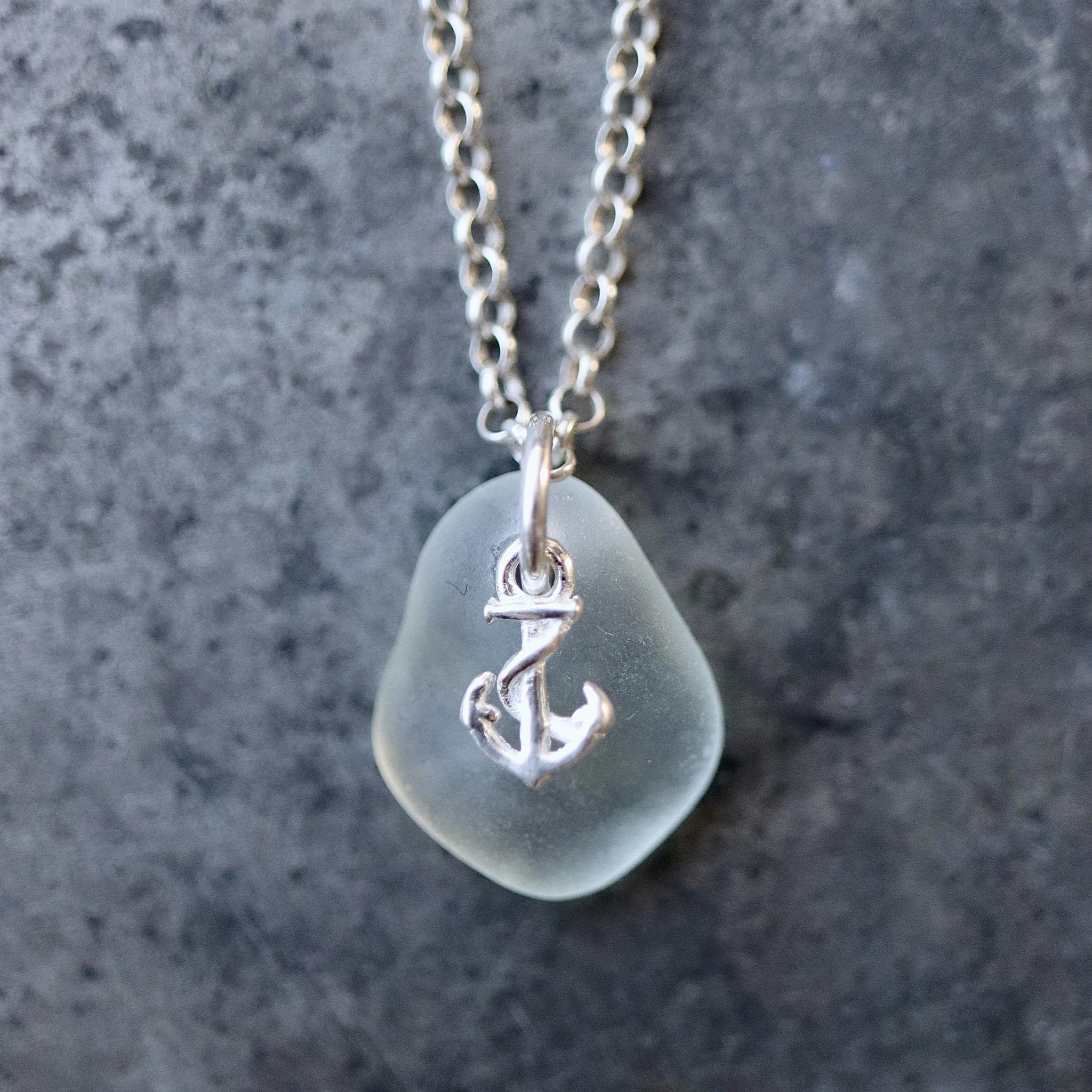 Anchored berlockhalsband